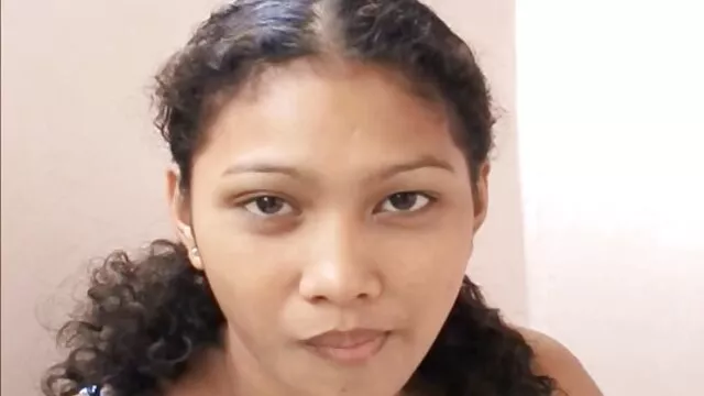 Porno không đăng ký  Một con chó cái kéo căng đũng fim sec 69 quần của cô ấy với một vòi nước lớn cao su
