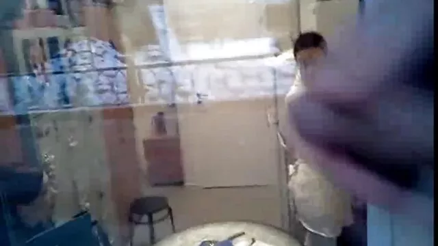 Porno không đăng ký  Hai kẻ fucked một brunette ngay trong nhà sectrauau để xe