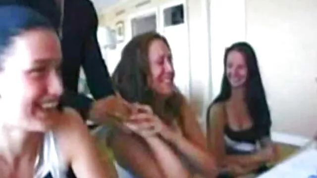 Porno không đăng ký  Một hấp dẫn brunette triệt phim sec us để hút một tinh ranh và mất nó trong cô ấy âm đạo