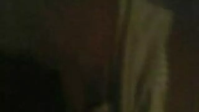 Porno không đăng ký  Một người đàn ông gai dep sec xi trưởng thành kéo âm đạo của một bạn gái trẻ phong cách doggy