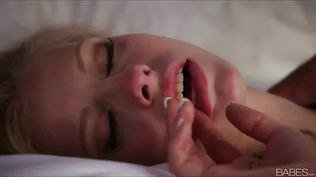 Porno không đăng ký  Tóc phim sec ba bau dit nhau vàng mong manh là hiện thân của những khao khát của một quý ông hào hoa