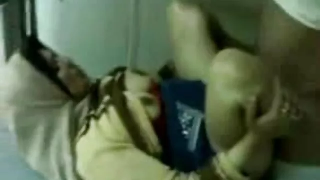 Porno không đăng ký  Cô gái với phim heo sec nhỏ to mạnh mẽ nhảy trên một vòi nước