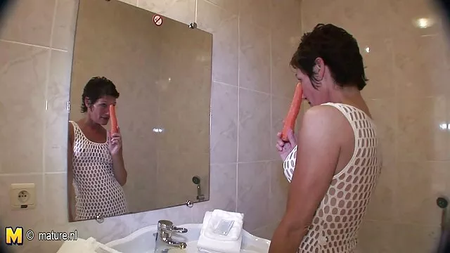 Porno không đăng ký  Busty August Ames làm hài lòng một người đàn phim sec lao ông theo mọi cách